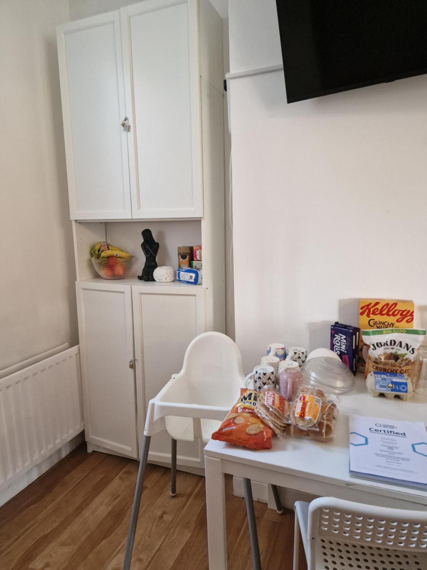 Хостел Aunty Katie'S House, Ni Tourist Board Certified & Located On The Main Oldpark Road To Belfast, With Free Continental Breakfast & Free Ultra Fast Sky Internet, Free Sky Sports & Free Sky Cinema, Self-Check In After 10Pm Gmt Екстер'єр фото