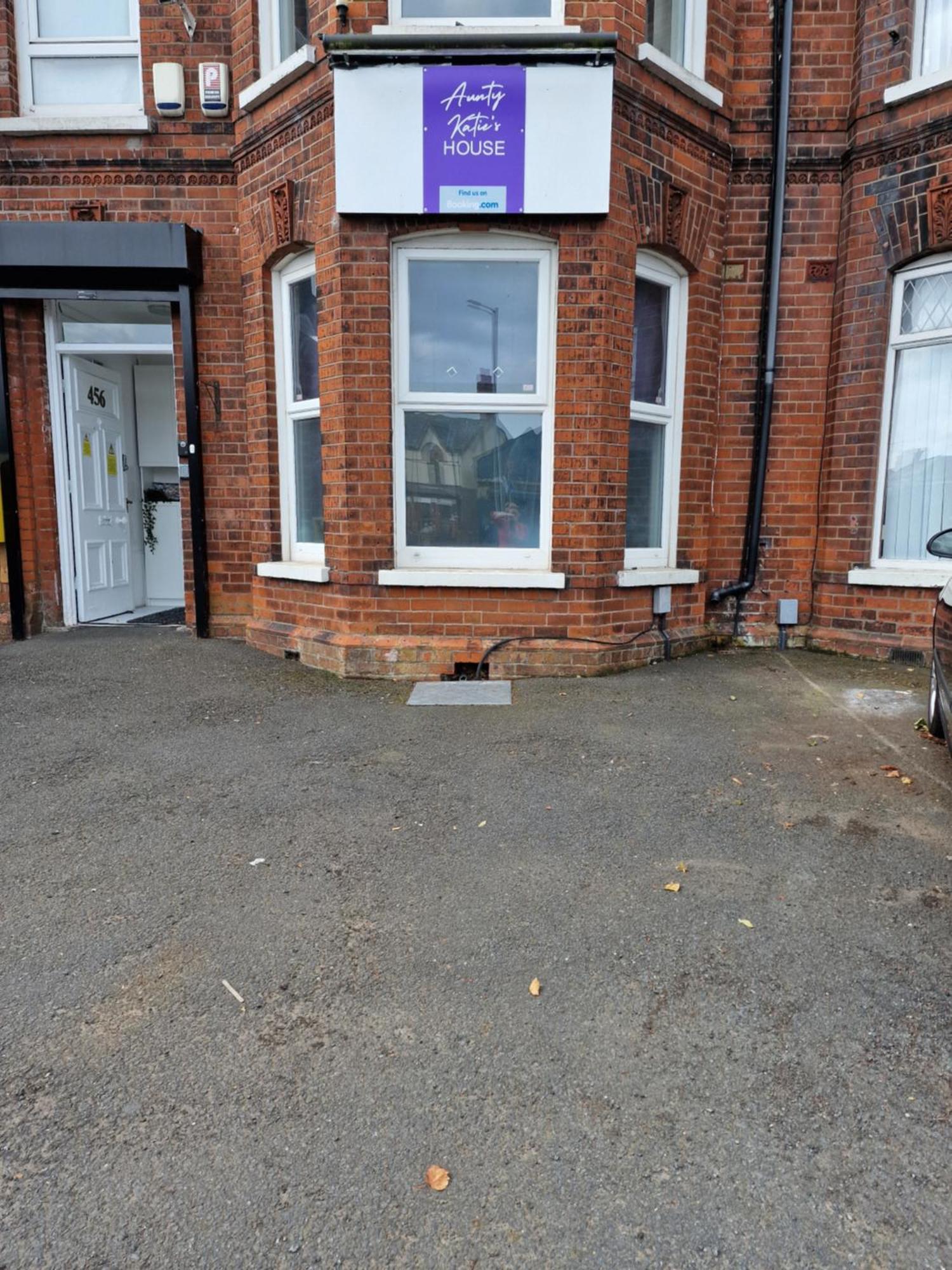 Хостел Aunty Katie'S House, Ni Tourist Board Certified & Located On The Main Oldpark Road To Belfast, With Free Continental Breakfast & Free Ultra Fast Sky Internet, Free Sky Sports & Free Sky Cinema, Self-Check In After 10Pm Gmt Екстер'єр фото