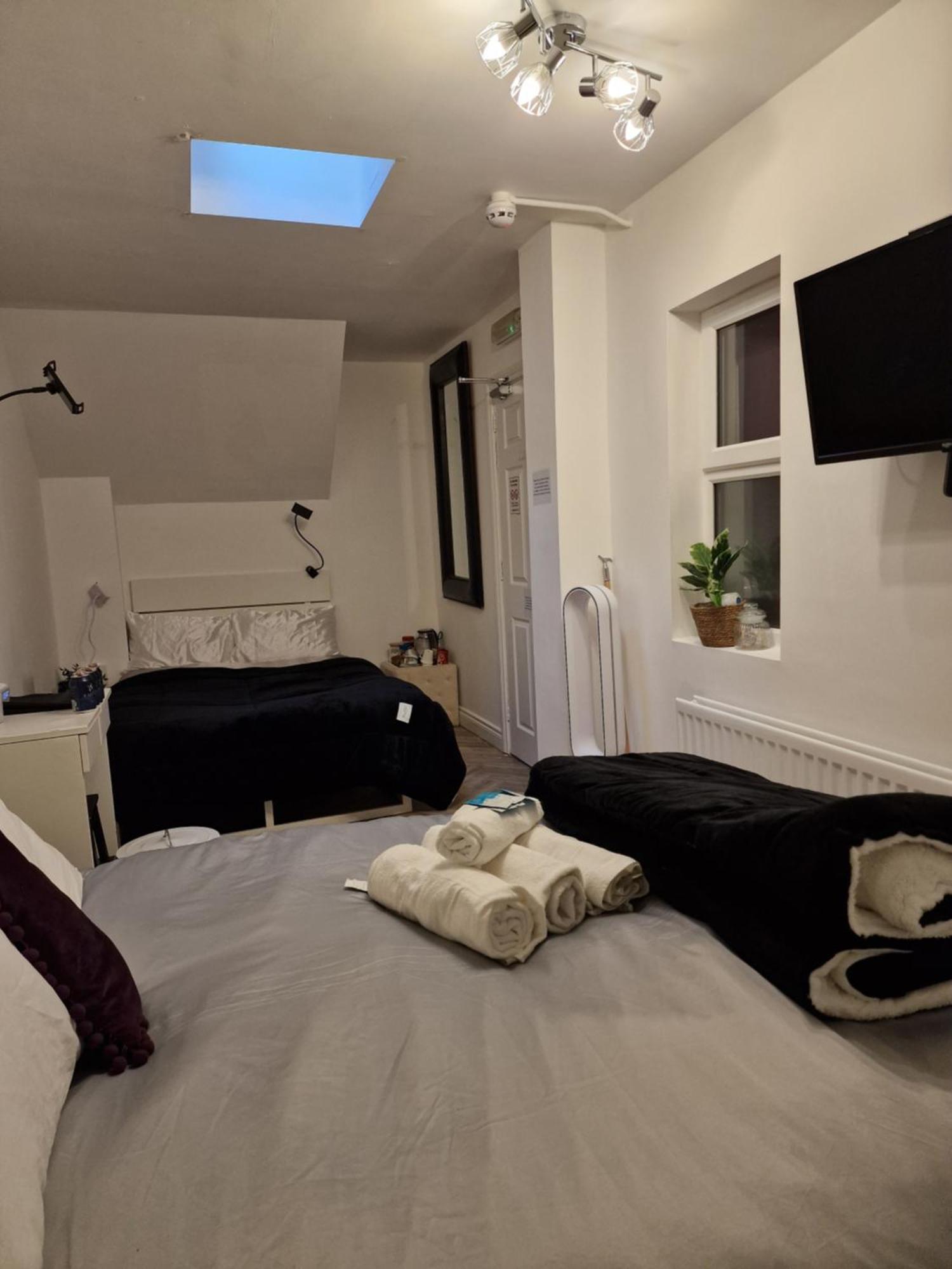 Хостел Aunty Katie'S House, Ni Tourist Board Certified & Located On The Main Oldpark Road To Belfast, With Free Continental Breakfast & Free Ultra Fast Sky Internet, Free Sky Sports & Free Sky Cinema, Self-Check In After 10Pm Gmt Екстер'єр фото