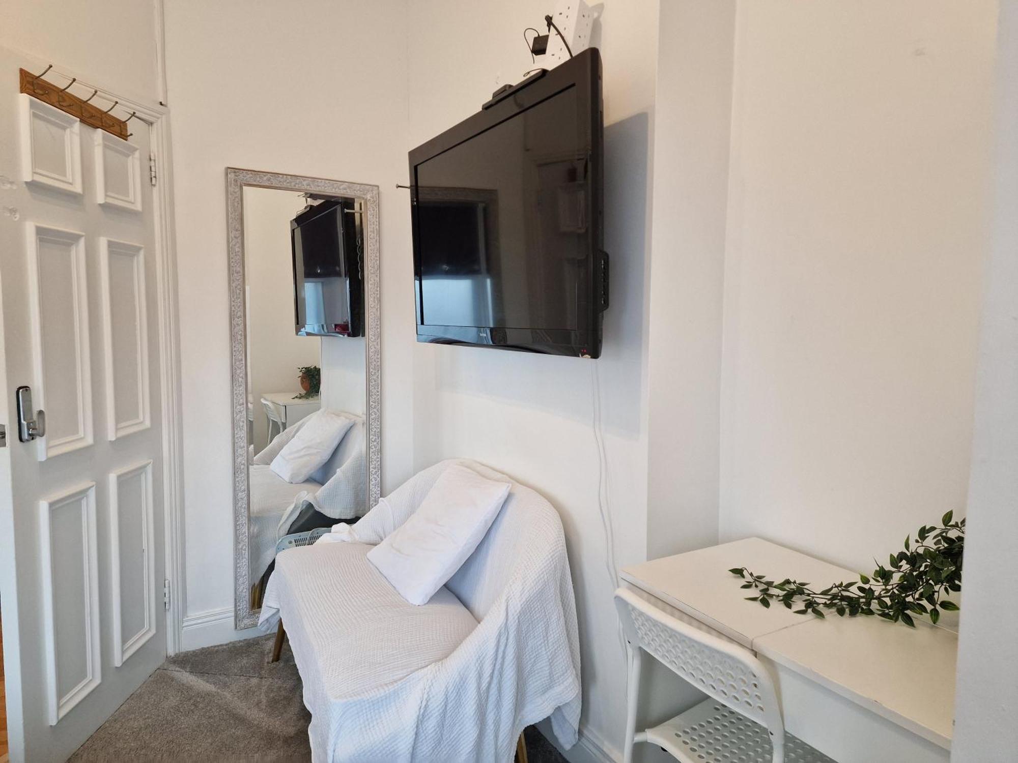 Хостел Aunty Katie'S House, Ni Tourist Board Certified & Located On The Main Oldpark Road To Belfast, With Free Continental Breakfast & Free Ultra Fast Sky Internet, Free Sky Sports & Free Sky Cinema, Self-Check In After 10Pm Gmt Екстер'єр фото