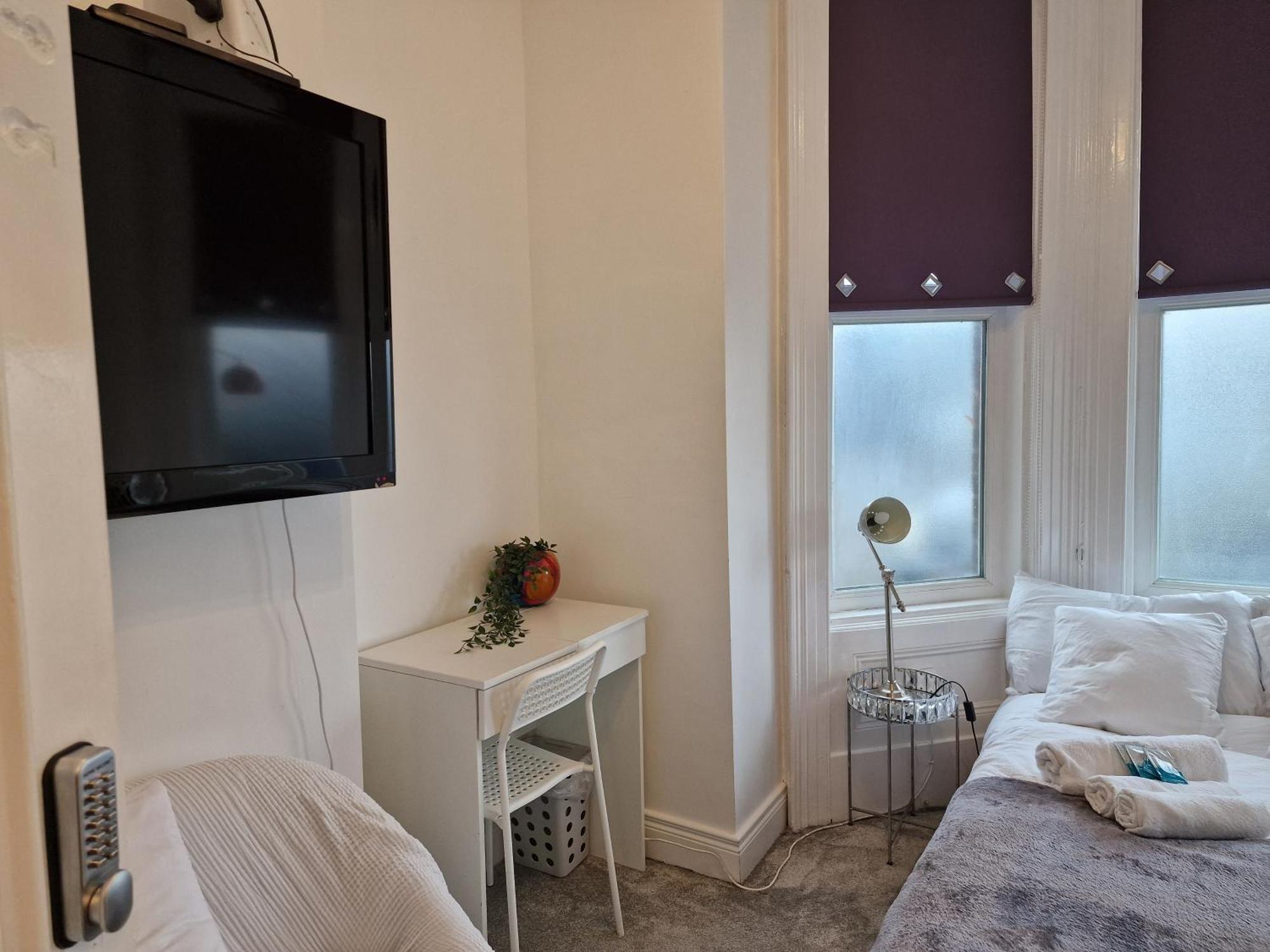 Хостел Aunty Katie'S House, Ni Tourist Board Certified & Located On The Main Oldpark Road To Belfast, With Free Continental Breakfast & Free Ultra Fast Sky Internet, Free Sky Sports & Free Sky Cinema, Self-Check In After 10Pm Gmt Екстер'єр фото