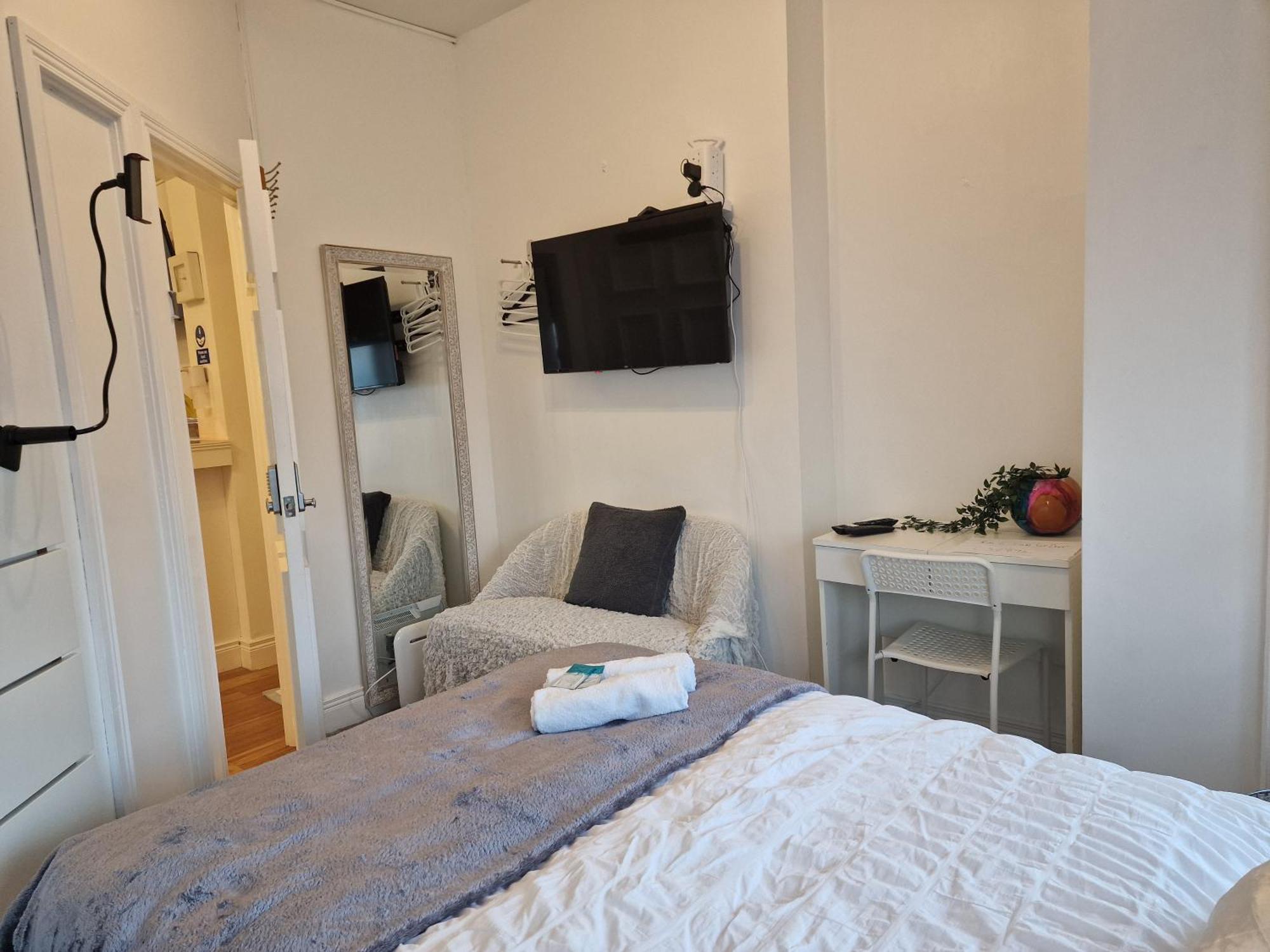 Хостел Aunty Katie'S House, Ni Tourist Board Certified & Located On The Main Oldpark Road To Belfast, With Free Continental Breakfast & Free Ultra Fast Sky Internet, Free Sky Sports & Free Sky Cinema, Self-Check In After 10Pm Gmt Екстер'єр фото
